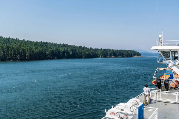 VANCOUVER, Kanada - 29 Haziran 2021 Gürcistan Boğazı 'nda açık mavi gökyüzüyle MÖ feribot.