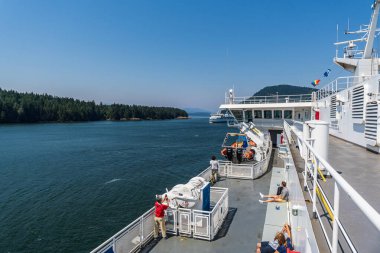 VANCOUVER, Kanada - 29 Haziran 2021 Gürcistan Boğazı 'nda açık mavi gökyüzüyle MÖ feribot.