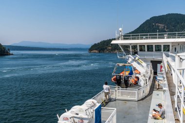 VANCOUVER, Kanada - 29 Haziran 2021 Gürcistan Boğazı 'nda açık mavi gökyüzüyle MÖ feribot.