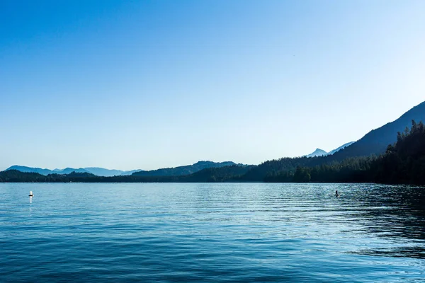 Cultus Lake Blue Water Clear Sky Mountains Distance — Stok Foto