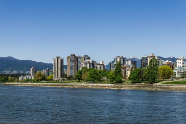VANCOUVER, CANADA - 08 Mayıs 2020: Burrard Körfezi ve açık mavi gökyüzü olan yüksek binalar.