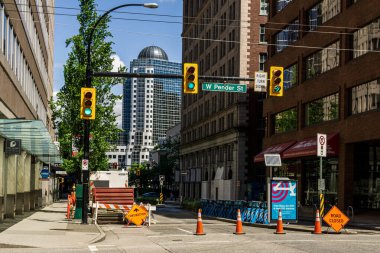 VANCOUVER, CANADA - 15 Mayıs 2020: Şehir merkezindeki yol inşaat nedeniyle kapalı