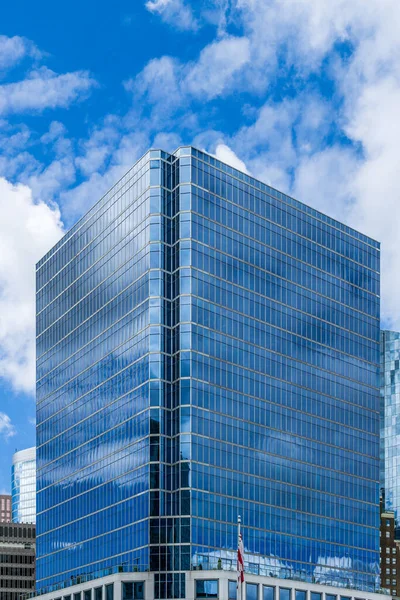 VANCOUVER, CANADA - MAY 15, 2020: modern business tall building made from steel and glass on cloudy background — 图库照片