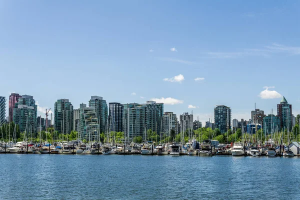 VANCOUVER, CANADA - 15 mei 2020: Uitzicht op de haven van Vancouver in het voorjaar — Stockfoto