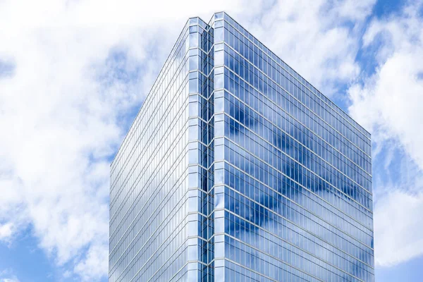 व्हॅन्कोव्हर, कॅनडा मे 15, 2020: ढगाळ पार्श्वभूमीवर स्टील आणि काच बनलेली आधुनिक व्यवसाय उंच इमारत — स्टॉक फोटो, इमेज