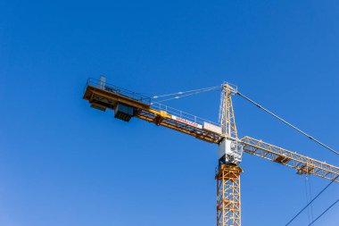 VANCOUVER, Kanada - 18 Temmuz 2020: Sarı inşaat vinci açık mavi gökyüzü