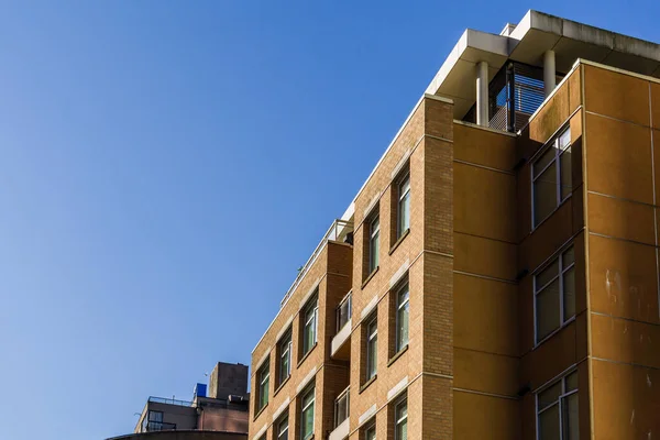 VANCOUVER, KANADA - 18. JULI 2020: Ein modernes Bürogebäude mit klarem blauem Himmel in der Innenstadt — Stockfoto