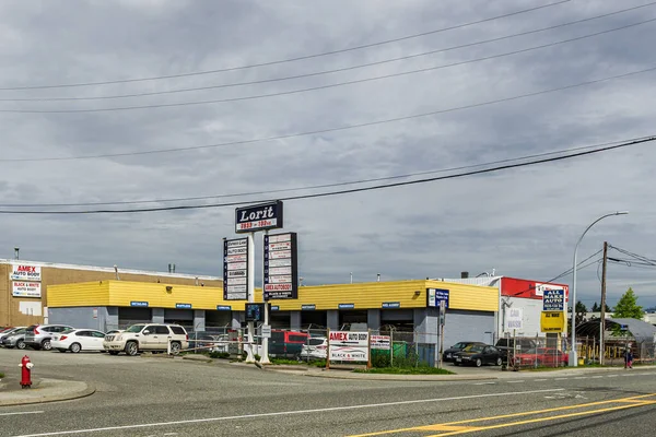 SURREY, CANADÁ - 28 DE MAYO DE 2020: edificios comerciales en la calle de la ciudad — Foto de Stock