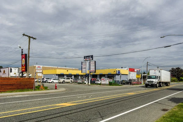 SURREY, CANADÁ - 28 DE MAYO DE 2020: edificios comerciales en la calle de la ciudad —  Fotos de Stock