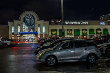 RICHMOND, CANADA - 06 Aralık 2020: Büyük şehir alışveriş merkezi ve restoran yakınlarındaki otoparkta arabalar