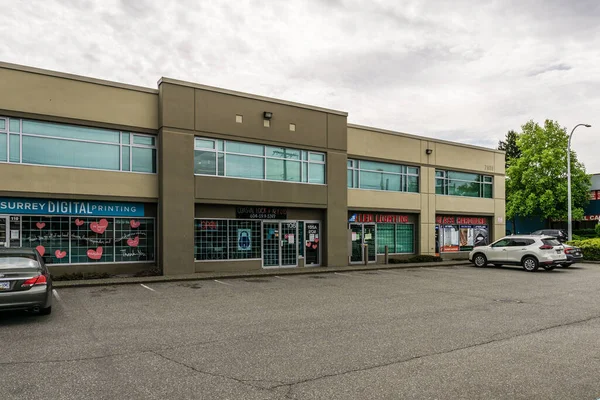 SURREY, CANADÁ - 28 DE MAYO DE 2020: vista exterior del estacionamiento vacío en el moderno centro de negocios — Foto de Stock