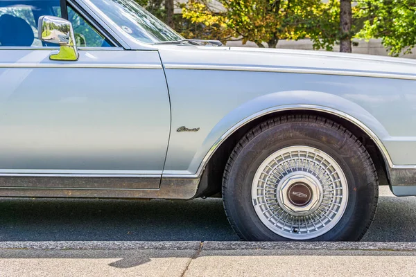 РИЧМОНД, КАНАДА - 04 июня 2020 года: Коллекционный автомобиль Линкольна, припаркованный на городской улице — стоковое фото