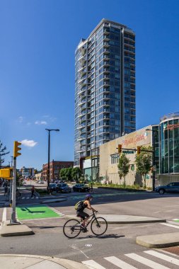 VANCOUVER, CANADA - 18 Temmuz 2020: büyük şehirde konut ve ticari binalar.