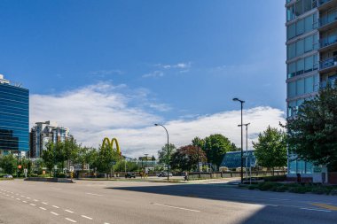VANCOUVER, CANADA - 18 Temmuz 2020: büyük şehirde konut ve ticari binalar.