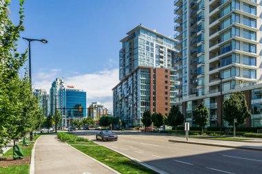 VANCOUVER, CANADA - 18 Temmuz 2020: büyük şehirde konut ve ticari binalar.
