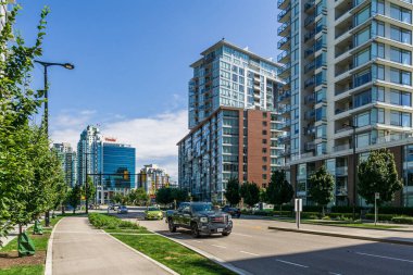 VANCOUVER, CANADA - 18 Temmuz 2020: büyük şehirde konut ve ticari binalar.