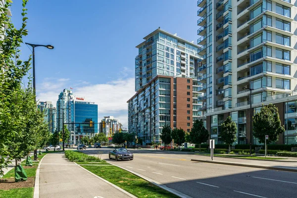 VANCOUVER, CANADA - 18 Temmuz 2020: büyük şehirde konut ve ticari binalar.