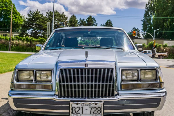 RICHMOND, CANADA - Haziran 04, 2020: Lincoln tahsil edilebilir araba şehir caddesinde park edildi.