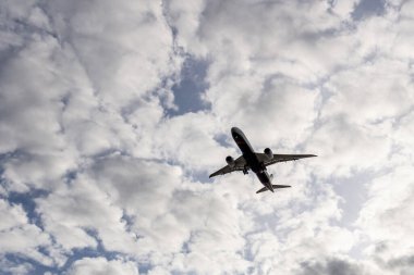 RICHMOND, CANADA - 14 Haziran 2020: bulutların arka planına karşı yolcu uçağı ve gökyüzü iniş için geliyor.