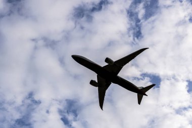 RICHMOND, CANADA - 14 Haziran 2020: bulutların arka planına karşı yolcu uçağı ve gökyüzü iniş için geliyor.