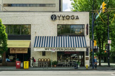 VANCOUVER, CANADA - 17 Haziran 2020: Vancouver şehir merkezindeki kahve dükkanı Dışarıdaki insanlar yaz gününü uyarıyor.