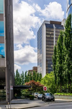 VANCOUVER, Kanada - 17 Haziran 2020: Şehir merkezindeki modern yüksek binalar.