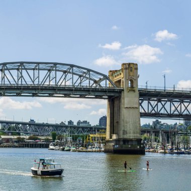 VANCOUVER, CANADA - 17 Haziran 2020: Meşhur Burrard Caddesi Köprüsü güneşli yaz günü.