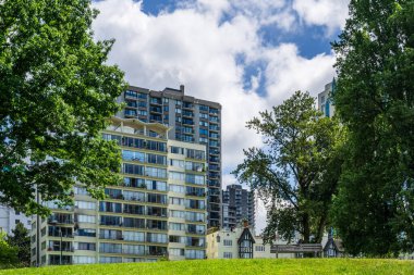 VANCOUVER, Kanada - 17 Haziran 2020: Şehir merkezindeki modern yüksek binalar.