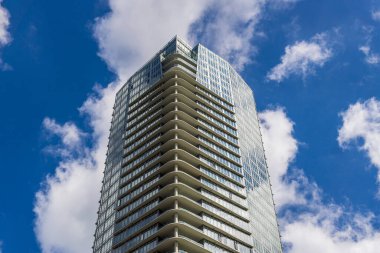 VANCOUVER, Kanada - 17 Haziran 2020: Gökyüzü ve bulutlarla en üst arkaplan ofis manzarası.