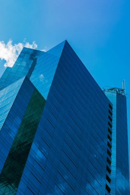 VANCOUVER, Kanada - 17 Haziran 2020: Gökyüzü ve bulutlarla en üst arkaplan ofis manzarası.