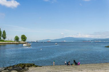 VANCOUVER, CANADA - 17 Haziran 2020: Sunset Beach Park Manzaralı İngiliz Körfezi güneşli yaz günü.