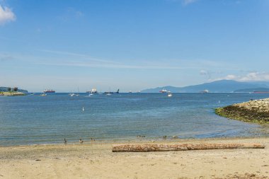 VANCOUVER, CANADA - 17 Haziran 2020: Sunset Beach Park Manzaralı İngiliz Körfezi güneşli yaz günü.