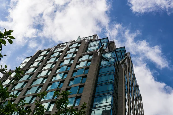 Vancouver カナダ 2020年6月17日 空と雲を背景にオフィスビルの眺望 — ストック写真