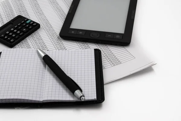 Kredi ödeme zamanlaması, hesap makinesi, kalem ve elektronik tablet