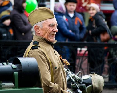 Tomsk, Rusya - 9 Mayıs 2016: Yaşlı adam Zafer Günü kutlamalarında 