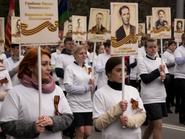 Tomsk, Rusya - 9 Mayıs 2016: Zafer Günü kutlamalarında insanlar 