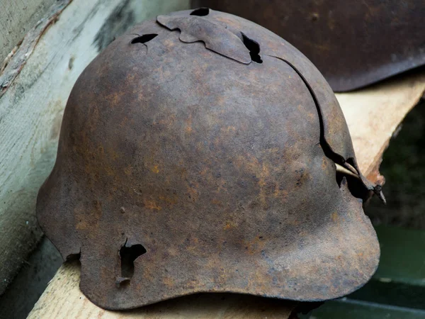 Разорванный Шлем Второй Мировой Войны — стоковое фото