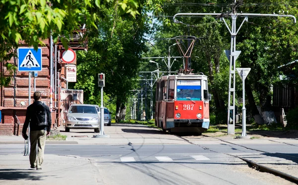 Tomsk Rusya Haziran 2016 Tramvay Tomsk Şehrinde Yeşil Bir Geçitten — Stok fotoğraf