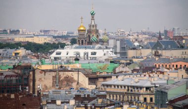 Saint Petersburg 'un çatıları, Kanlı Kurtarıcı Kilisesi' nin manzarası.