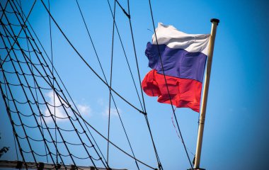 Rus bayrağı gemi iplerinin yanında.