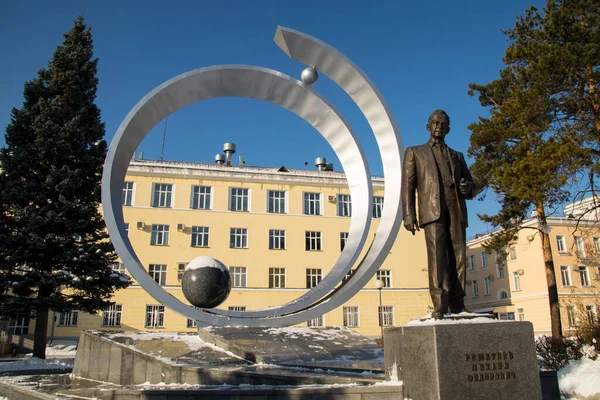 Zheleznogorsk Rússia Novembro 2016 Monumento Mikhail Reshetnev Perto Edifício Jsc — Fotografia de Stock