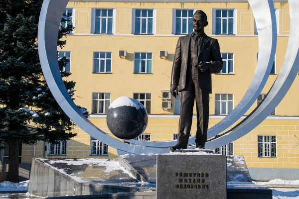Zheleznogorsk Russia November 2016 Monument Mikhail Reshetnev Building Jsc Information — 스톡 사진