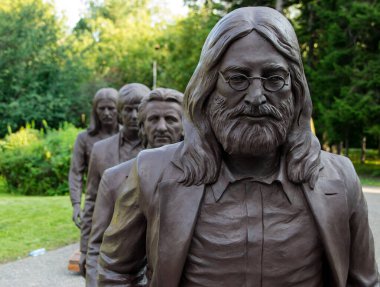 Tomsk, Rusya - 5 Ağustos 2017: Beatles müzik grubu anıtı.