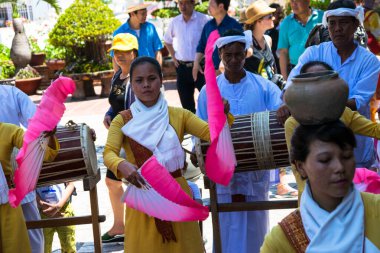 Nha Trang, Vietnam - 27 Nisan 2018: Antik Po Nagar Cham Kuleleri yakınlarında müzikal performans