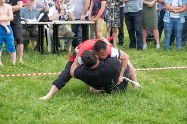 Kurash (ayrıca kuresh, koresh, kulesh ve benzeri varyantlar) Sabantuy kutlamasında yarışır. Orta Asya 'da yapılan halk güreşi stilleri