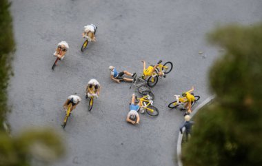 Minyatür, insanların bisikletten düştüğünü gösteriyor.