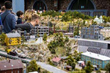 Saint Petersburg, Rusya - 28 Ekim 2018: Rusya Grand Maket Sergisi 'nin ziyaretçileri, büyük şehirlerin, yolların ve demiryollarının planı.