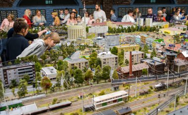 Saint Petersburg, Rusya - 28 Ekim 2018: Rusya Grand Maket Sergisi 'nin ziyaretçileri, büyük şehirlerin, yolların ve demiryollarının planı.