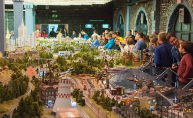 Saint Petersburg, Rusya - 28 Ekim 2018: Rusya Grand Maket Sergisi 'nin ziyaretçileri, büyük şehirlerin, yolların ve demiryollarının planı.