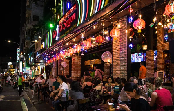 HO CHI MINH, VİETNAM - 25 Nisan 2018: Saigon sakinleri zor bir günün ardından dinleniyor.